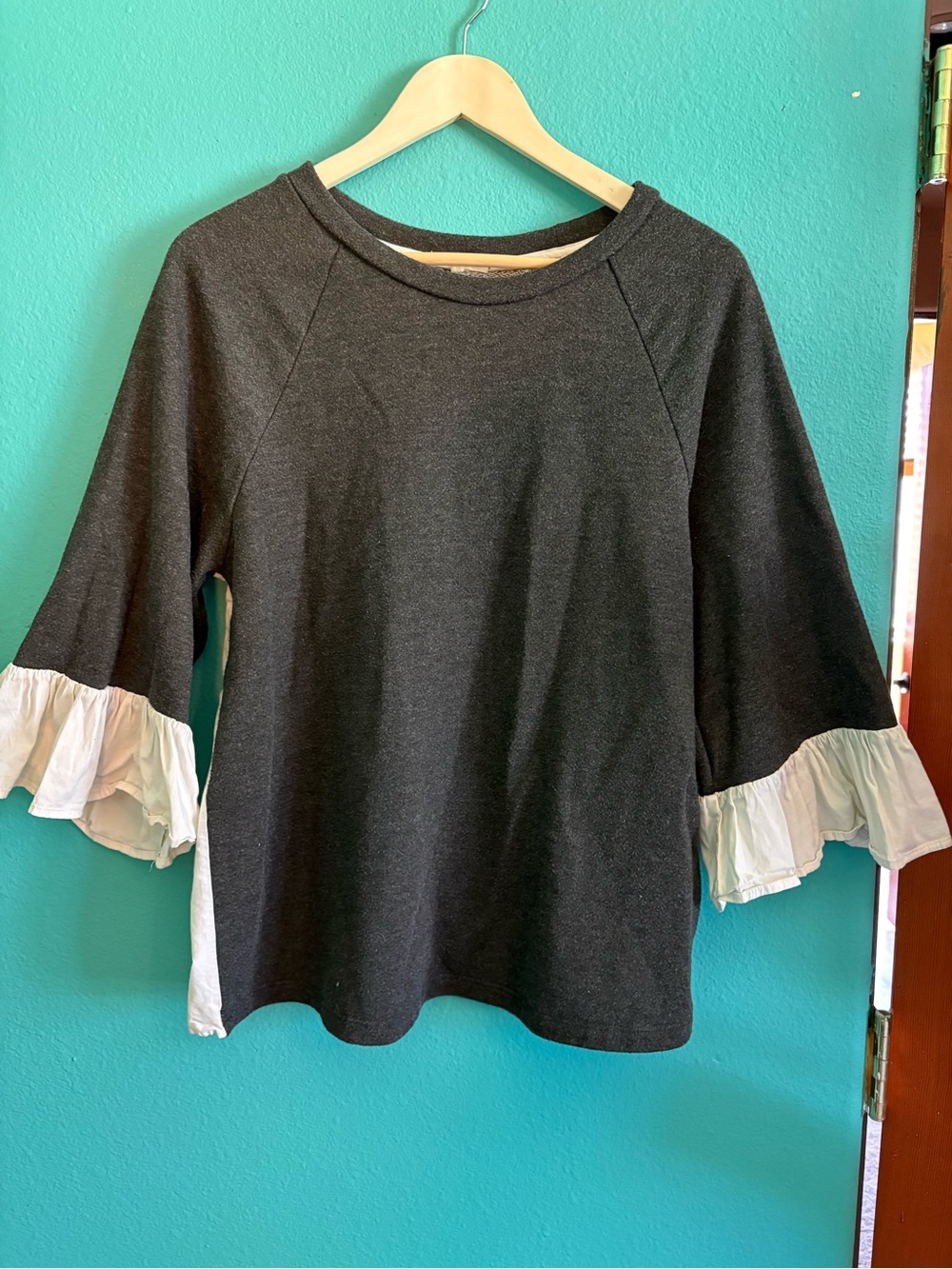 Pleione sweatshirt/blouse get and white with riffle sleeve